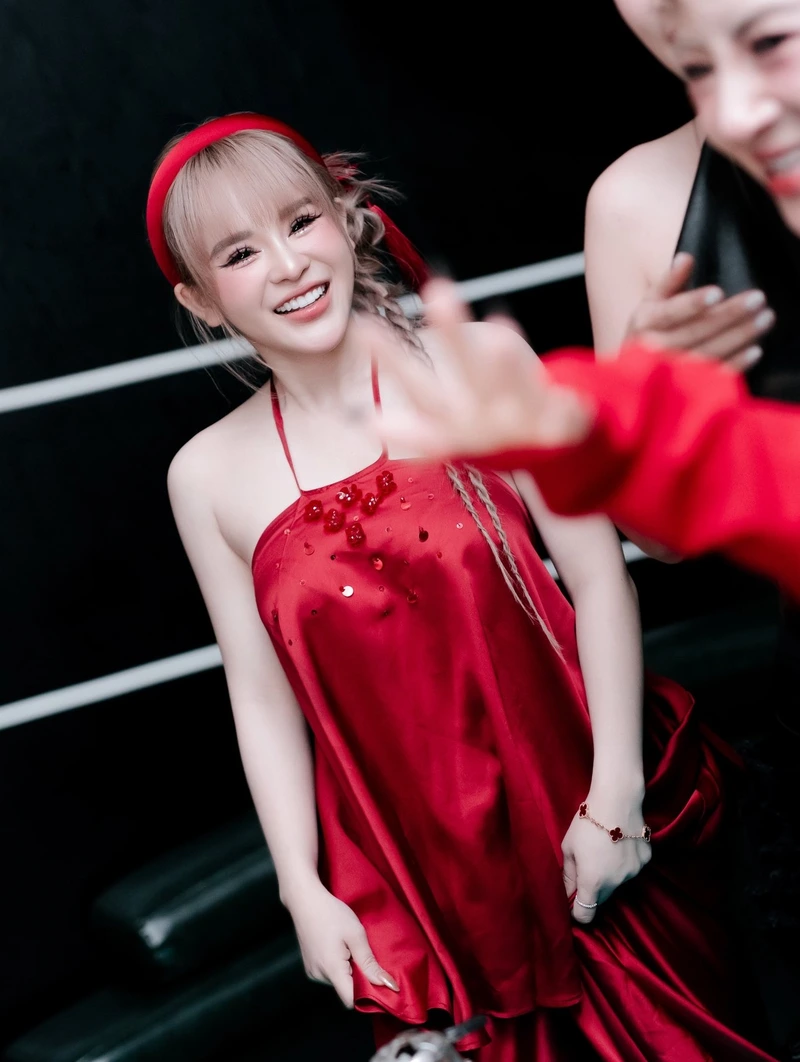 ảnh gái quẩy bar