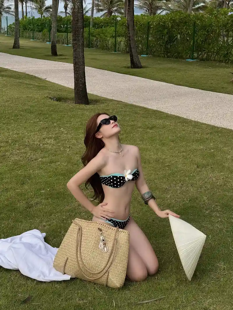 ảnh gái xinh hở vú