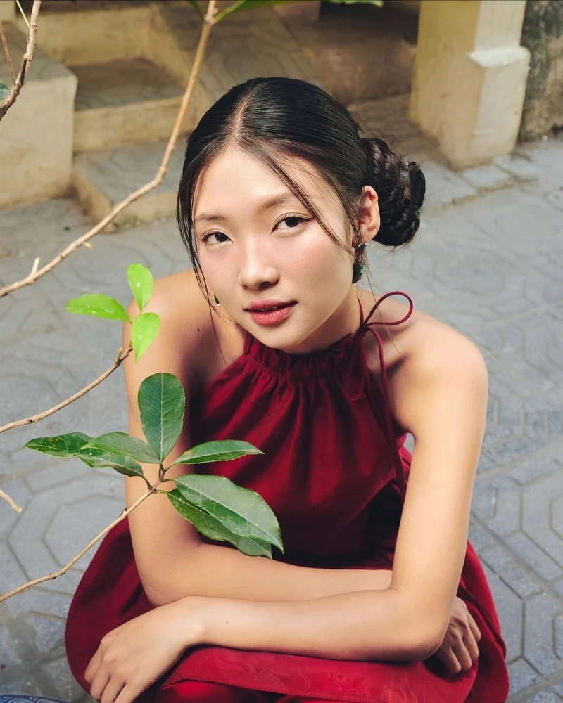 ảnh gái xinh mặc yếm đỏ