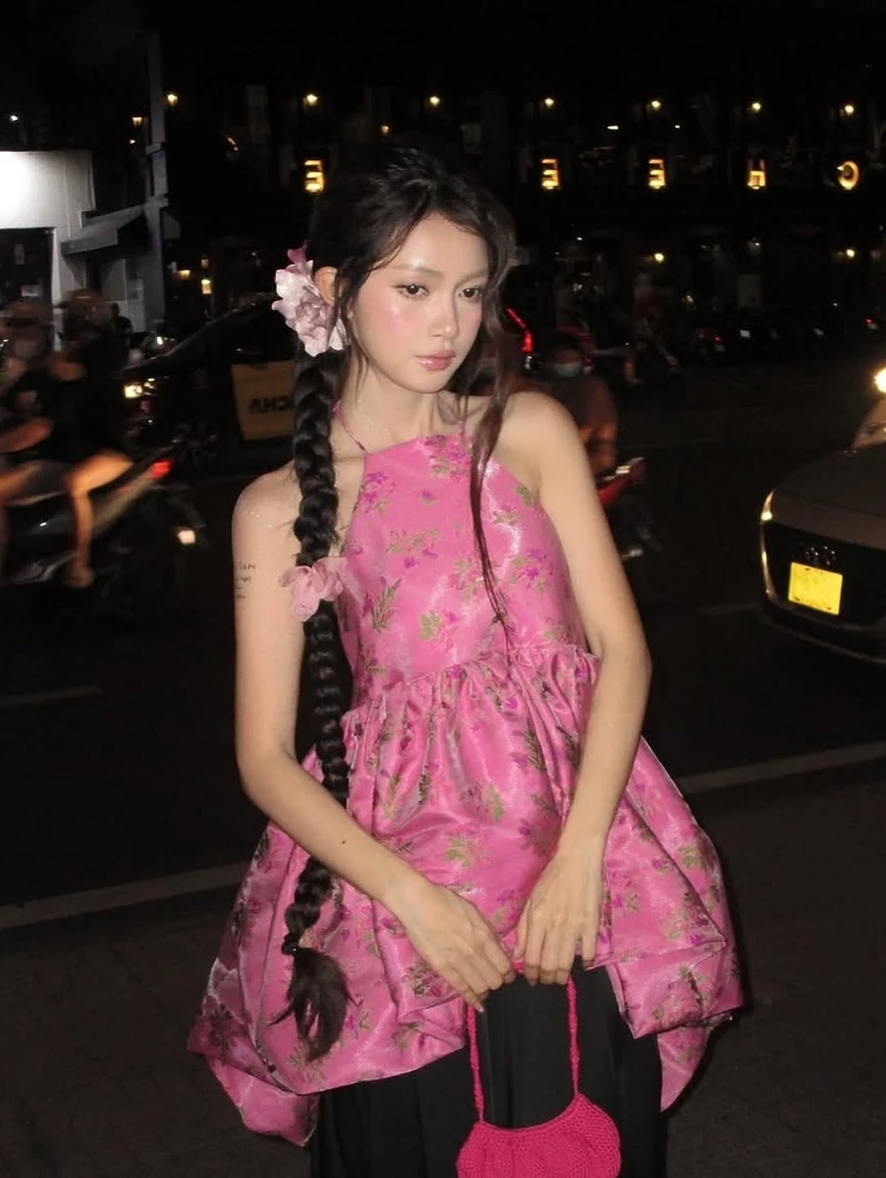 ảnh gái xinh mặc yếm hồng