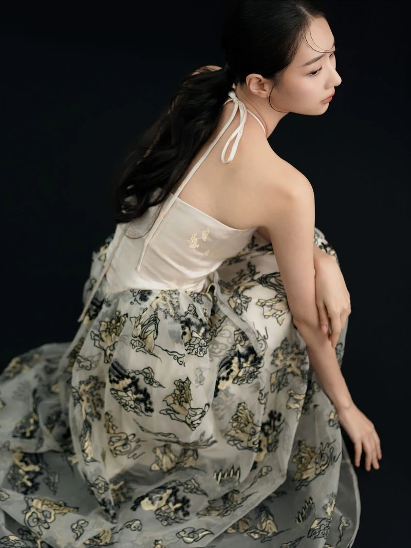 ảnh gái xinh mặc yếm quay lưng