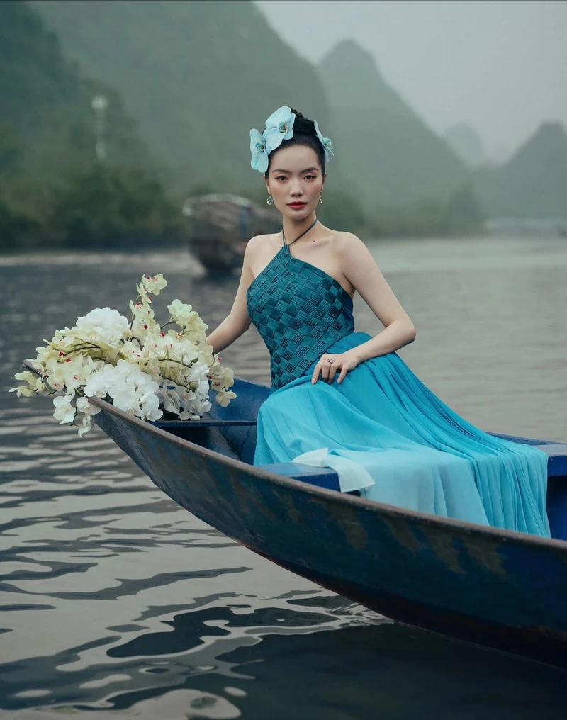 ảnh gái xinh mặc yếm xanh lam