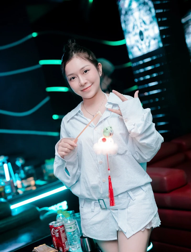 ảnh gái xinh quẩy bar biểu cảm tự tin