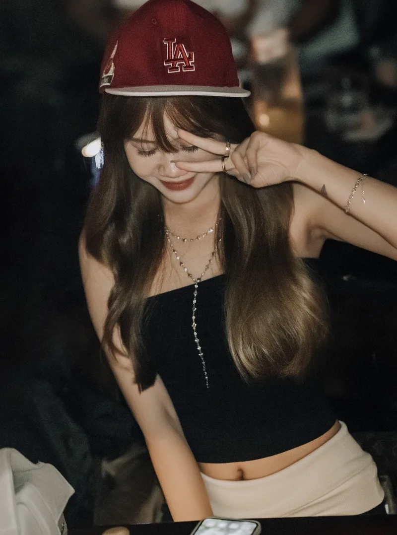 ảnh gái xinh quẩy bar chụp cận cảnh