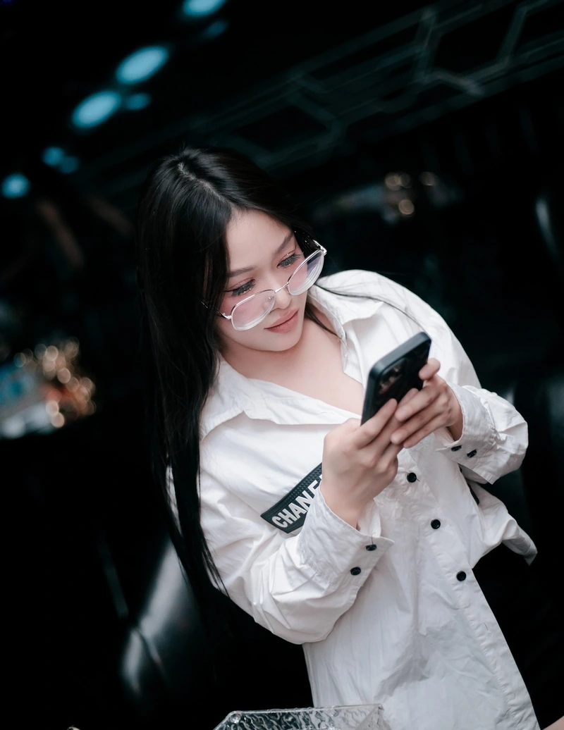 ảnh gái xinh quẩy bar chụp góc nghiêng