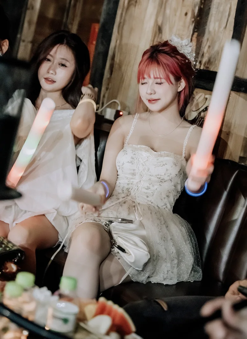 ảnh gái xinh quẩy bar cùng bạn bè