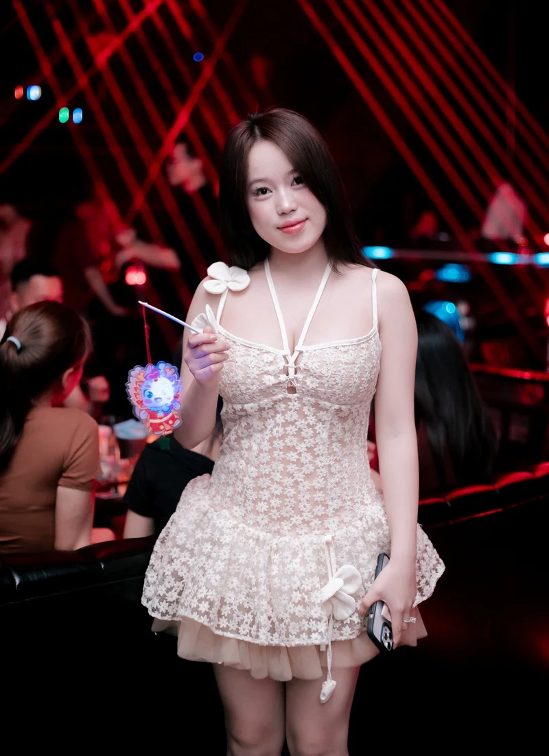 ảnh gái xinh quẩy bar giữa đêm nhạc