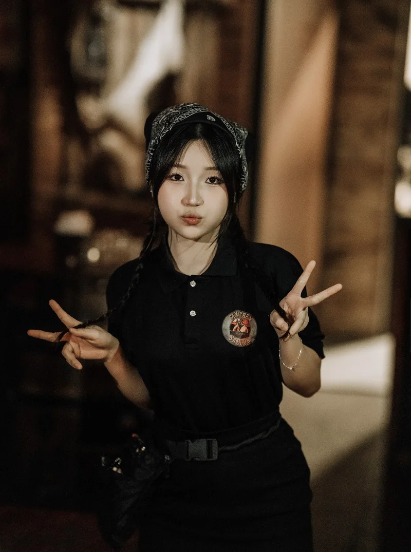 ảnh gái xinh quẩy bar lung linh ánh sáng