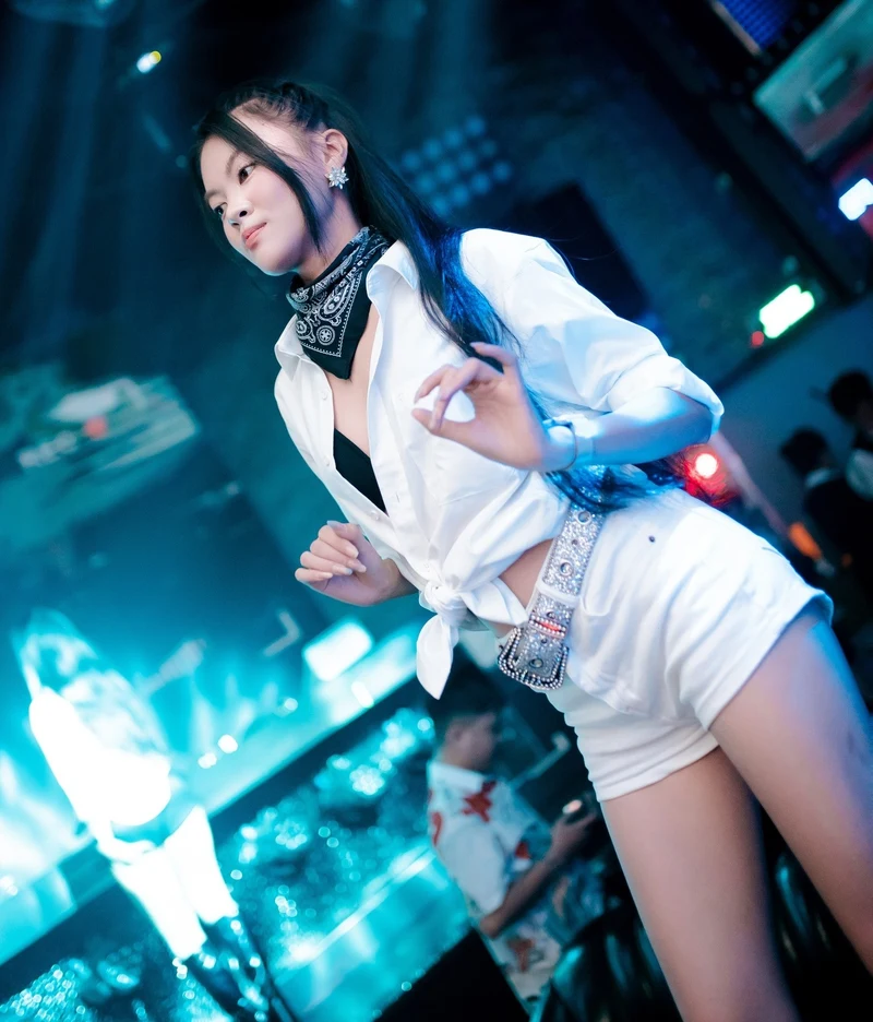 ảnh gái xinh quẩy bar phong cách cá tính