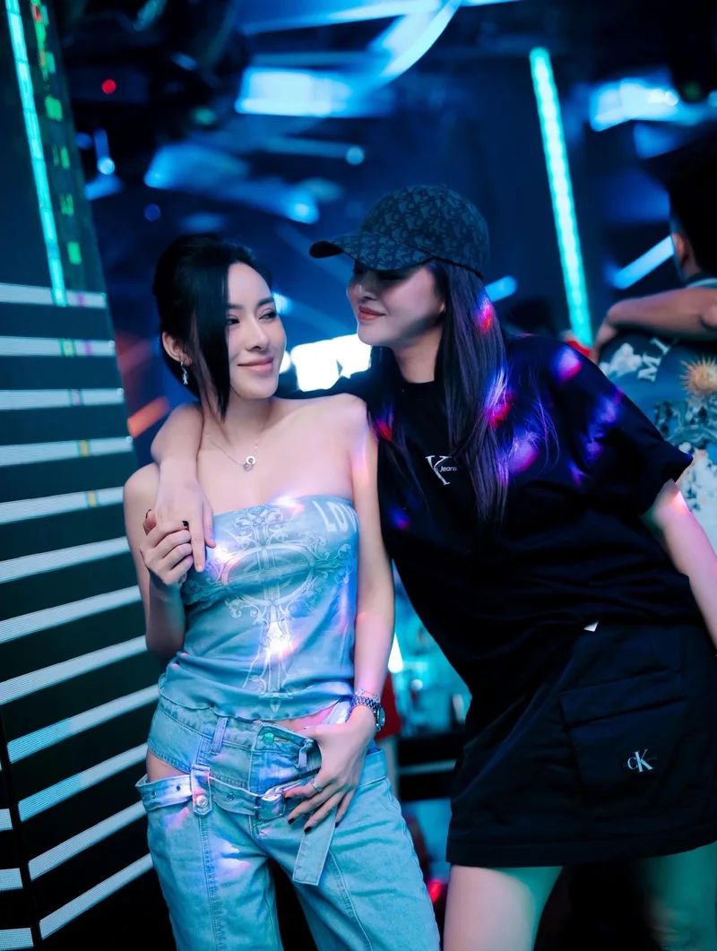 ảnh gái xinh quẩy bar phong cách thời thượng