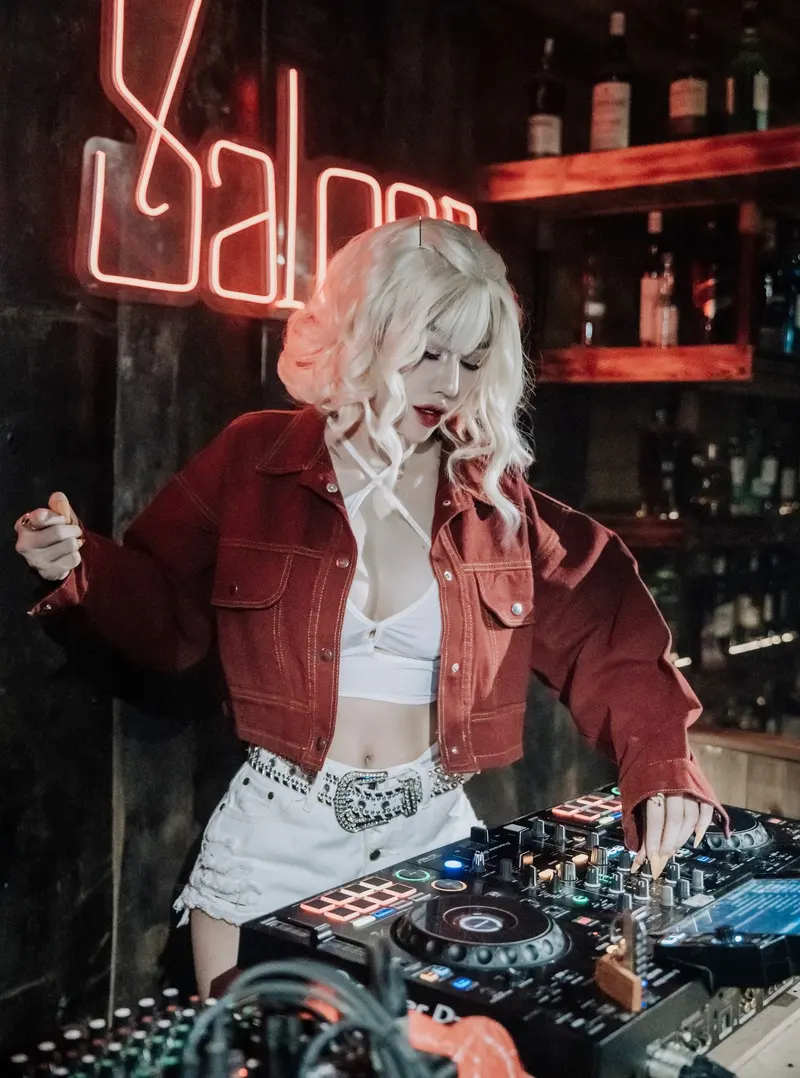 ảnh gái xinh quẩy bar phong cách trẻ trung