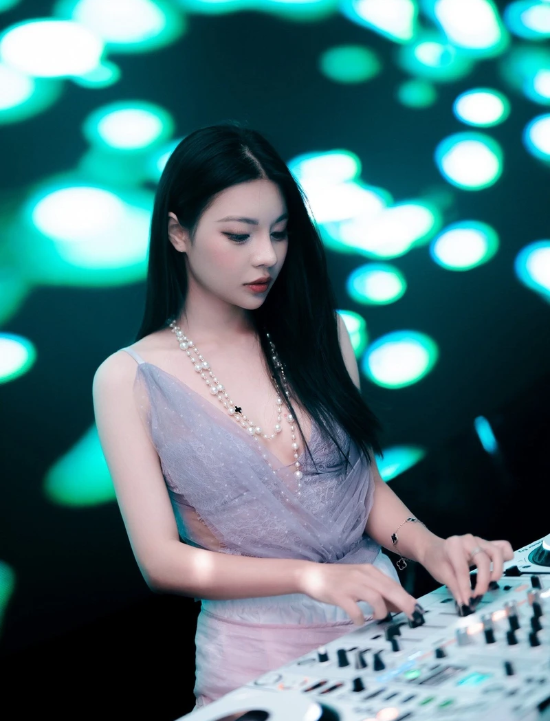 ảnh gái xinh quẩy bar sôi động