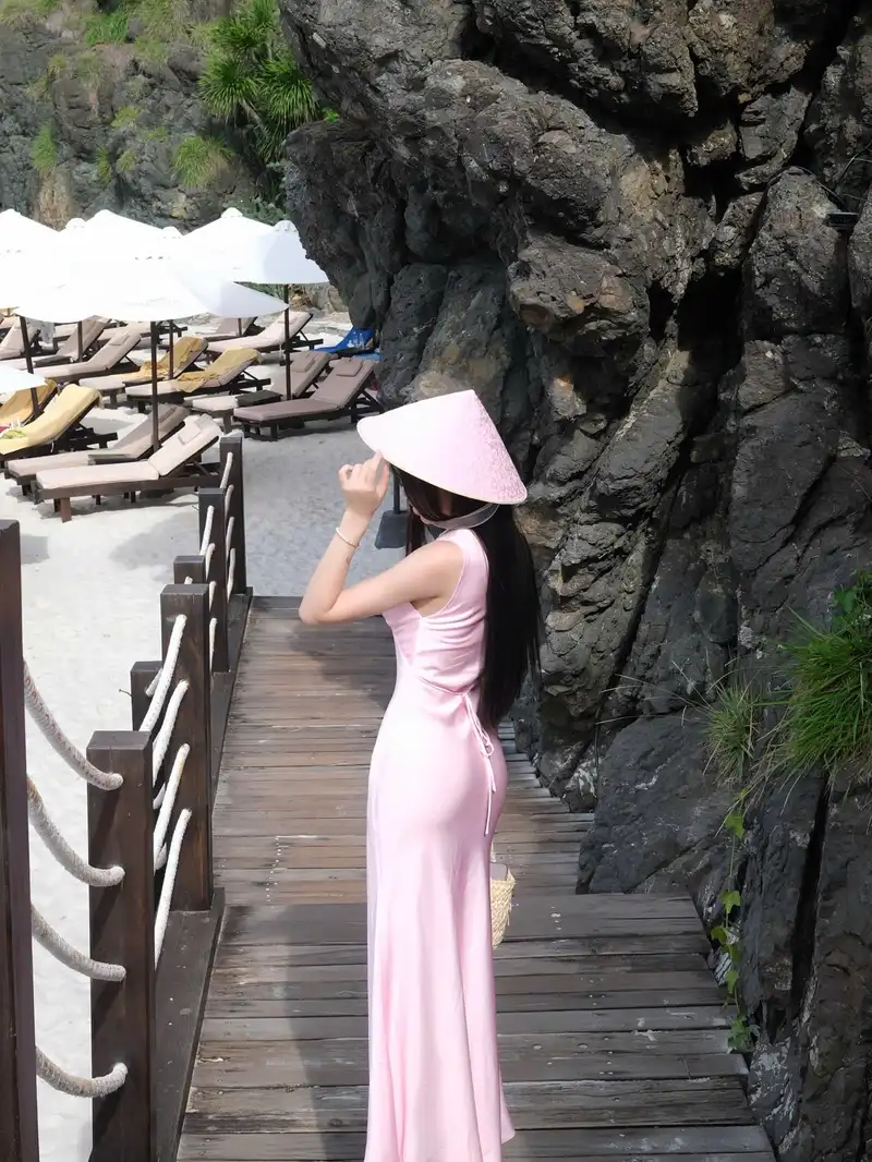 ảnh gái xinh quay lưng sang chảnh