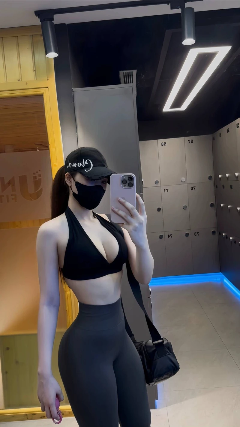 ảnh gái xinh tập gym che mặt bằng khẩu trang