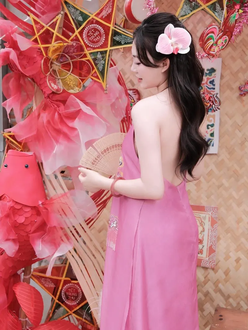 cô gái mặc áo yếm