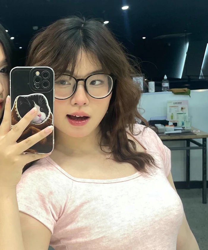 gái xinh cười đeo kính