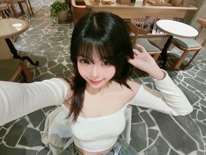 gái xinh cười duyên dáng