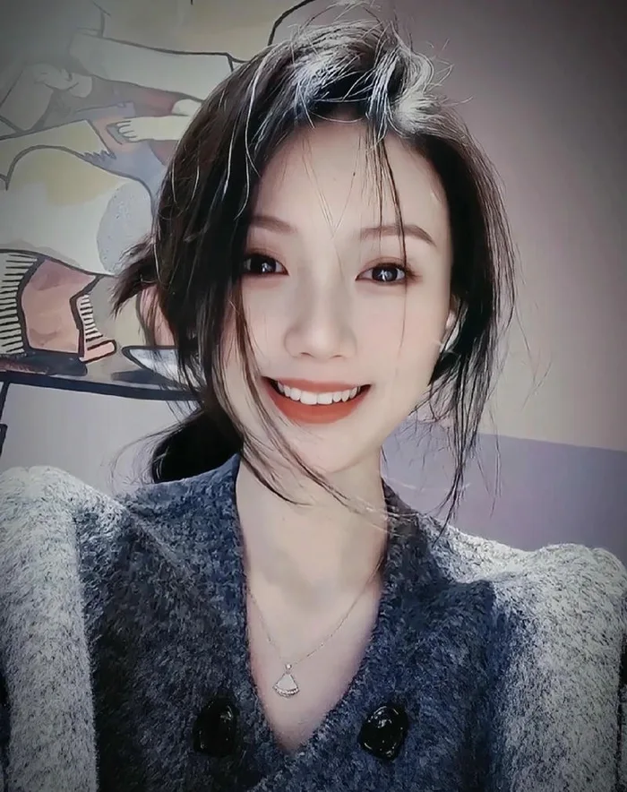 gái xinh cười hở răng