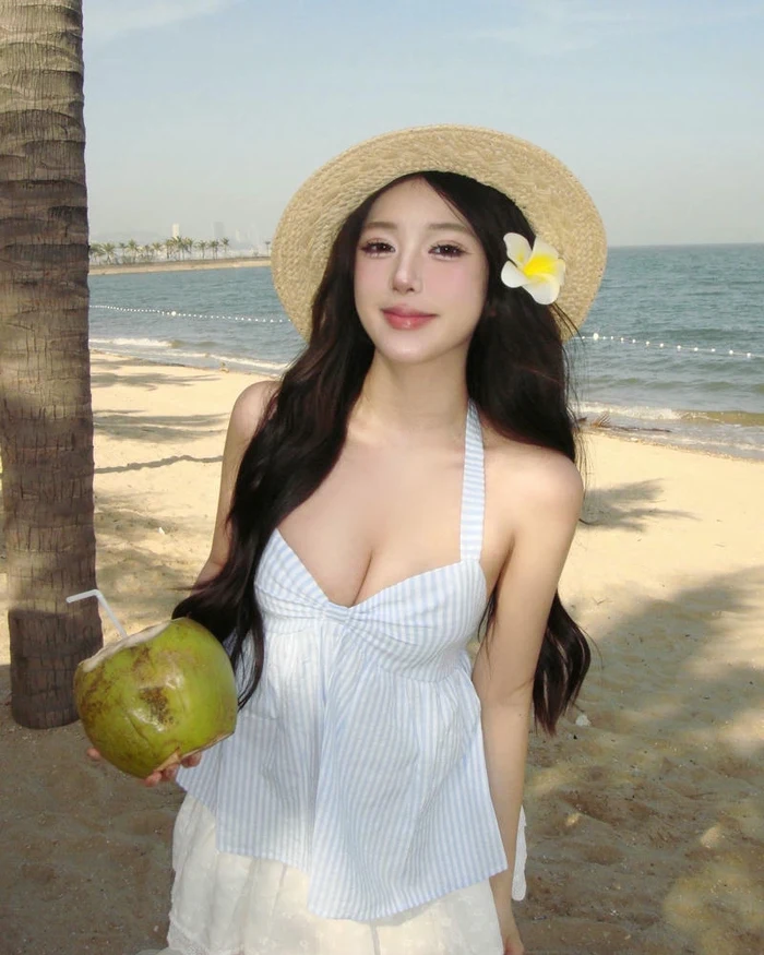 gái xinh cười lộ bưởi