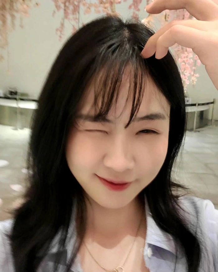 gái xinh cười nháy mắt