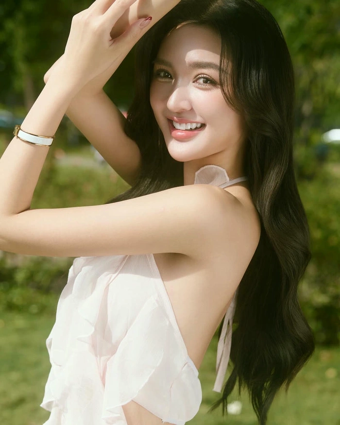 gái xinh cười răng trắng