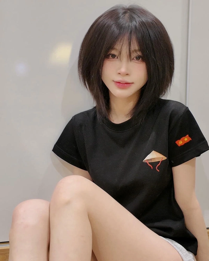 gái xinh cười tóc sư tử