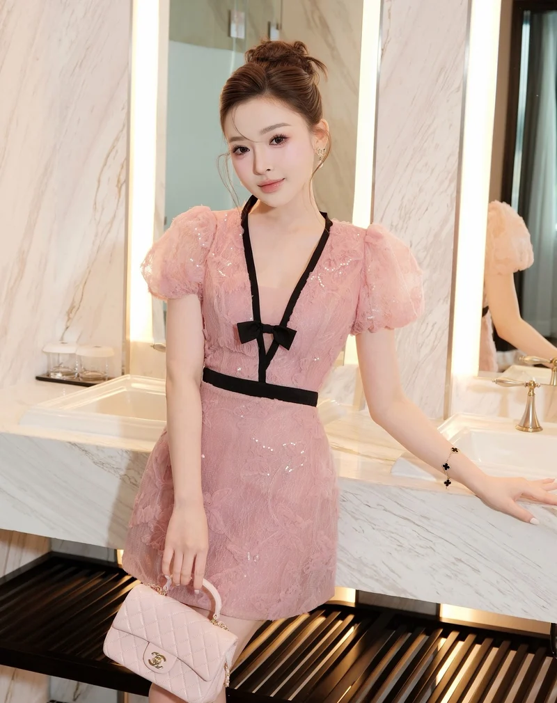 gái xinh mặc pinky đi biển