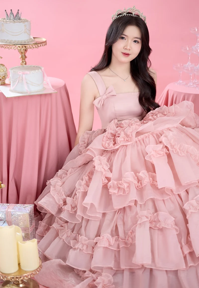 gái xinh mặc pinky sinh nhật