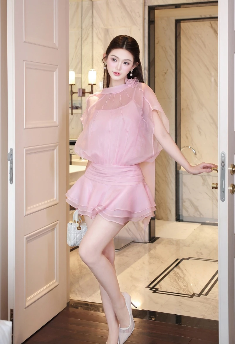 gái xinh mặc pinky trang trọng