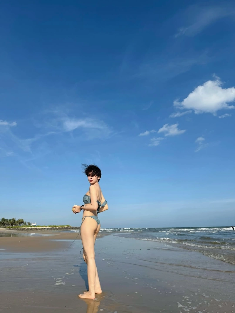 gái xinh mông to đi biển