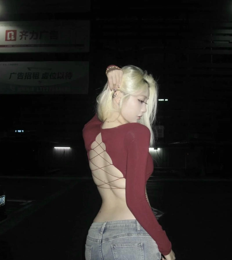 gái xinh quay lưng khoe eo