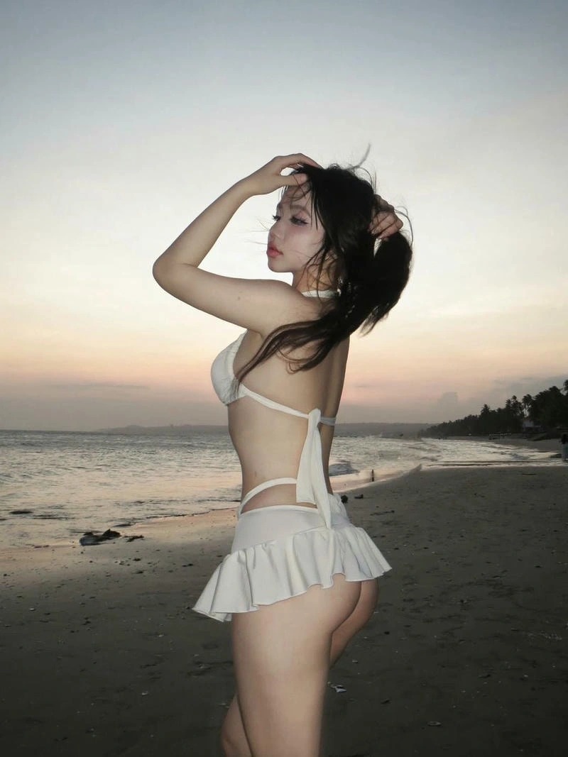 gái xinh quay lưng mặc bikini