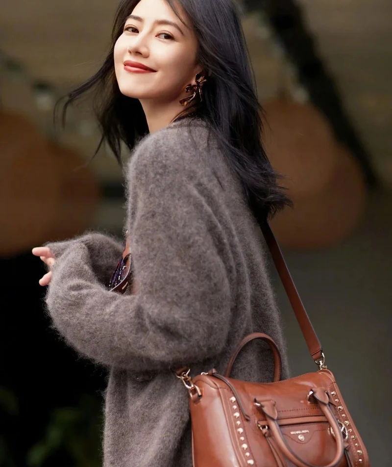 gái xinh quay lưng mặc đeo tui