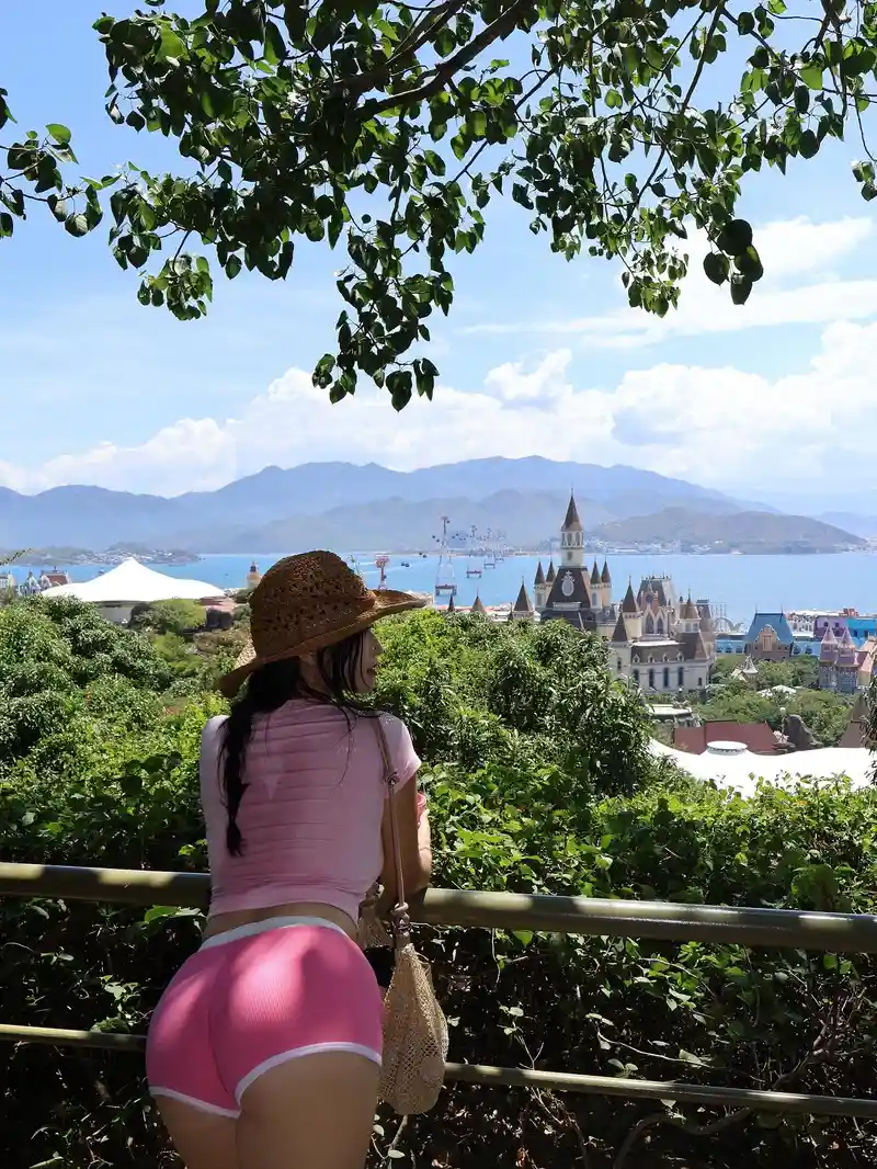 gái xinh quay lưng tạo dáng