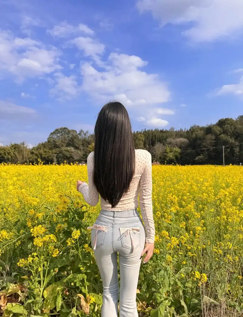 girl xinh quay lưng ngoài đồng cỏ