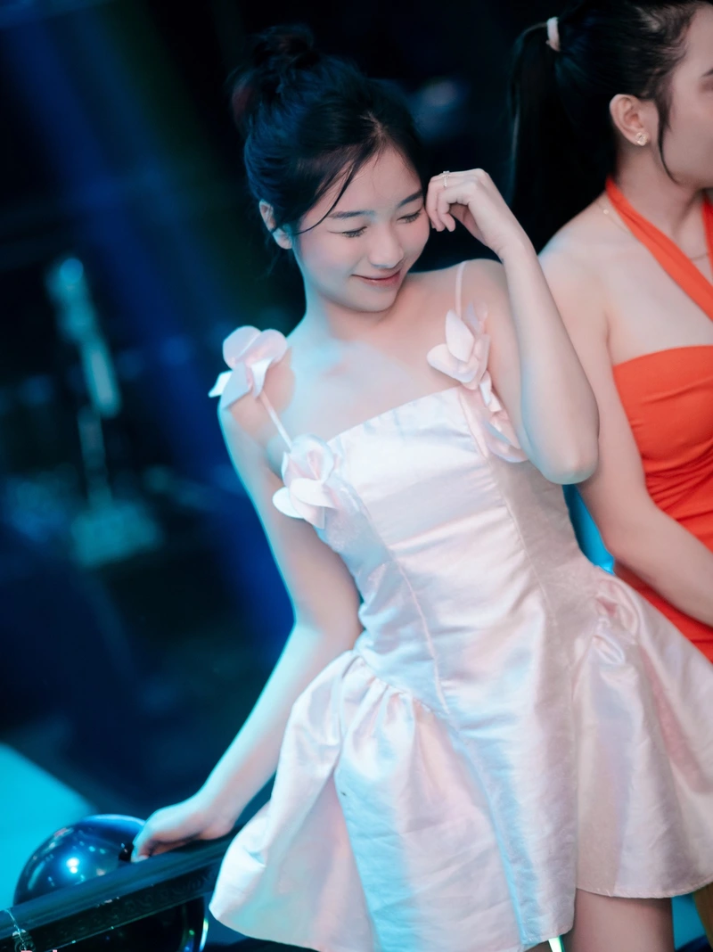 hình ảnh gái đi bar