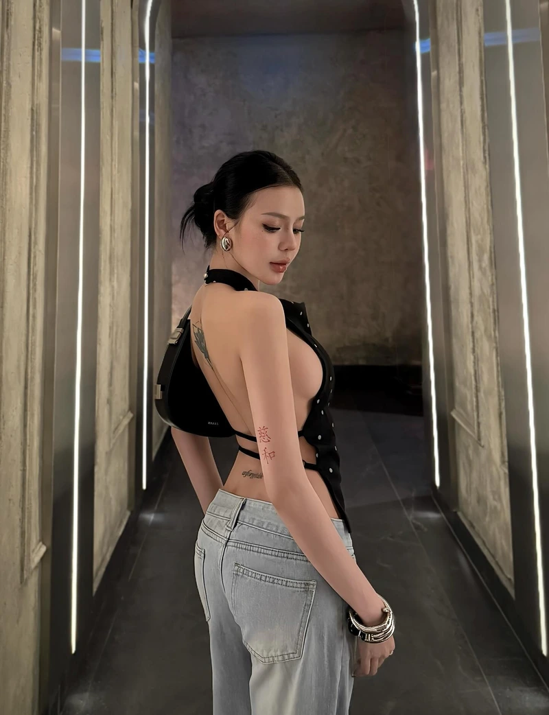 hình girl xinh quay lưng trong sáng