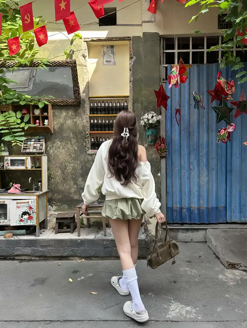 thiếu nữ quay lưng nhìn xa