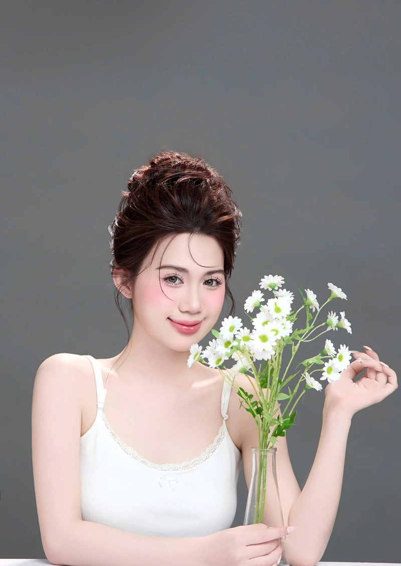 ảnh cô gái cầm hoa