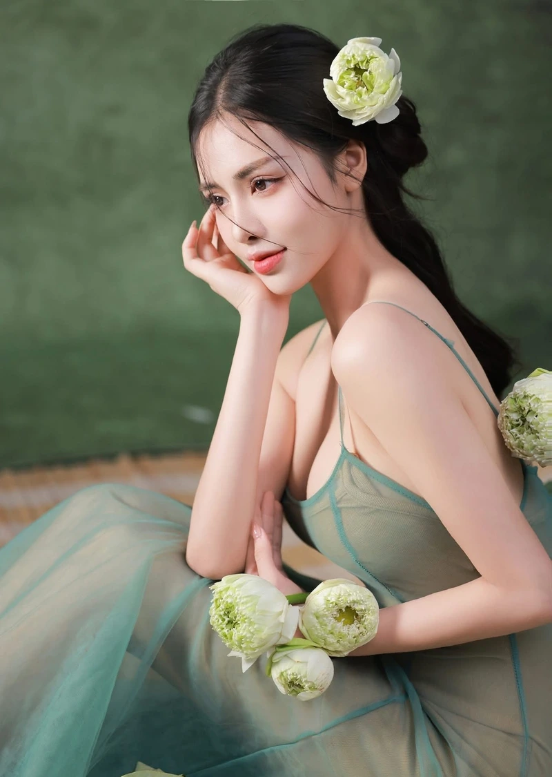 ảnh gái cầm 1 bông hoa