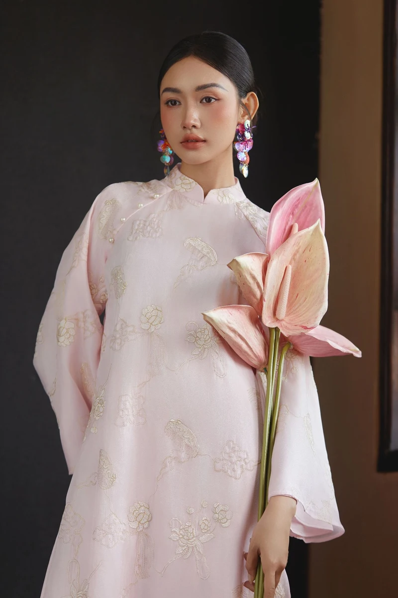 ảnh gái cầm hoa