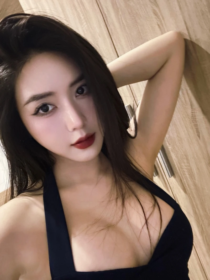 ảnh gái mặc áo 2 dây