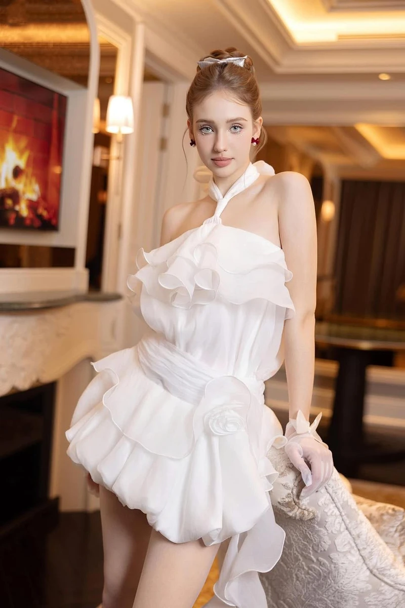 ảnh gái mặc váy trắng