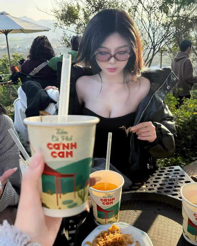 ảnh gái múp đeo kính