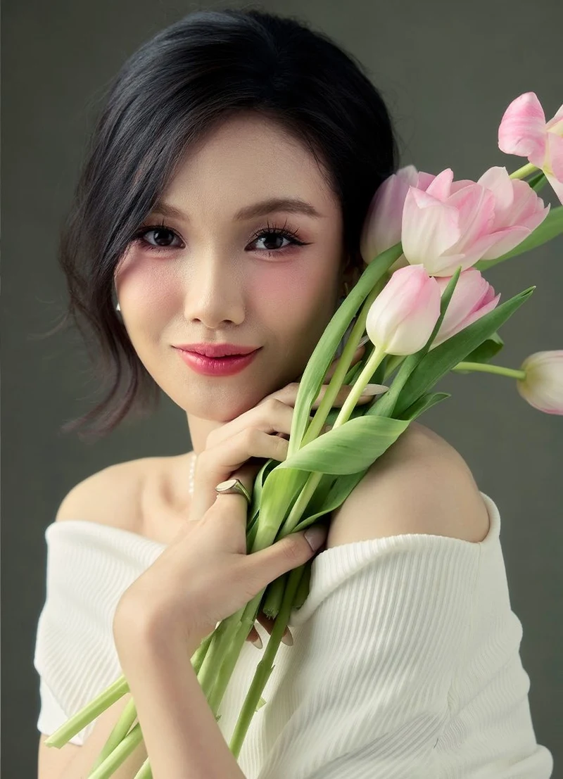 ảnh gái xinh cầm hoa 8k