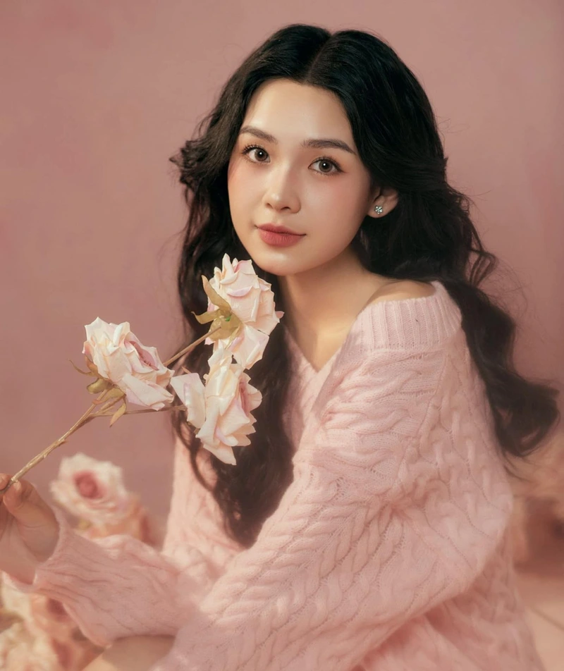 ảnh gái xinh cầm hoa hồng