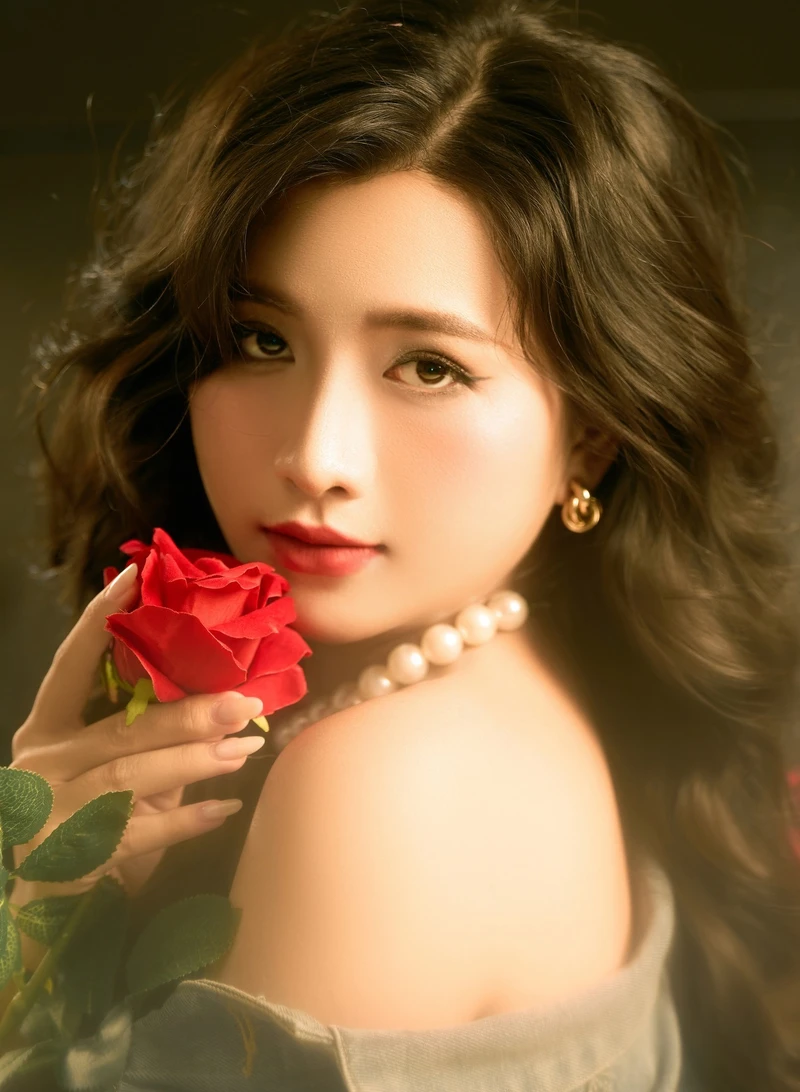 ảnh gái xinh cầm hoa hồng đỏ