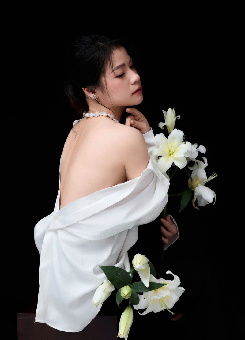 ảnh gái xinh cầm hoa khoe lưng