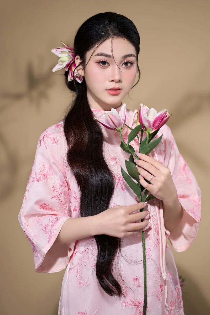 ảnh gái xinh cầm hoa ly