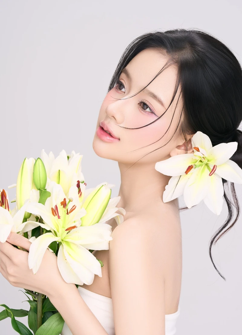 ảnh gái xinh cầm hoa ly trắng